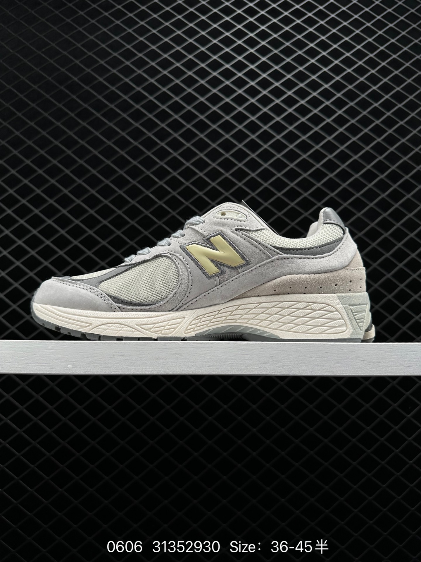 New Balance M2002